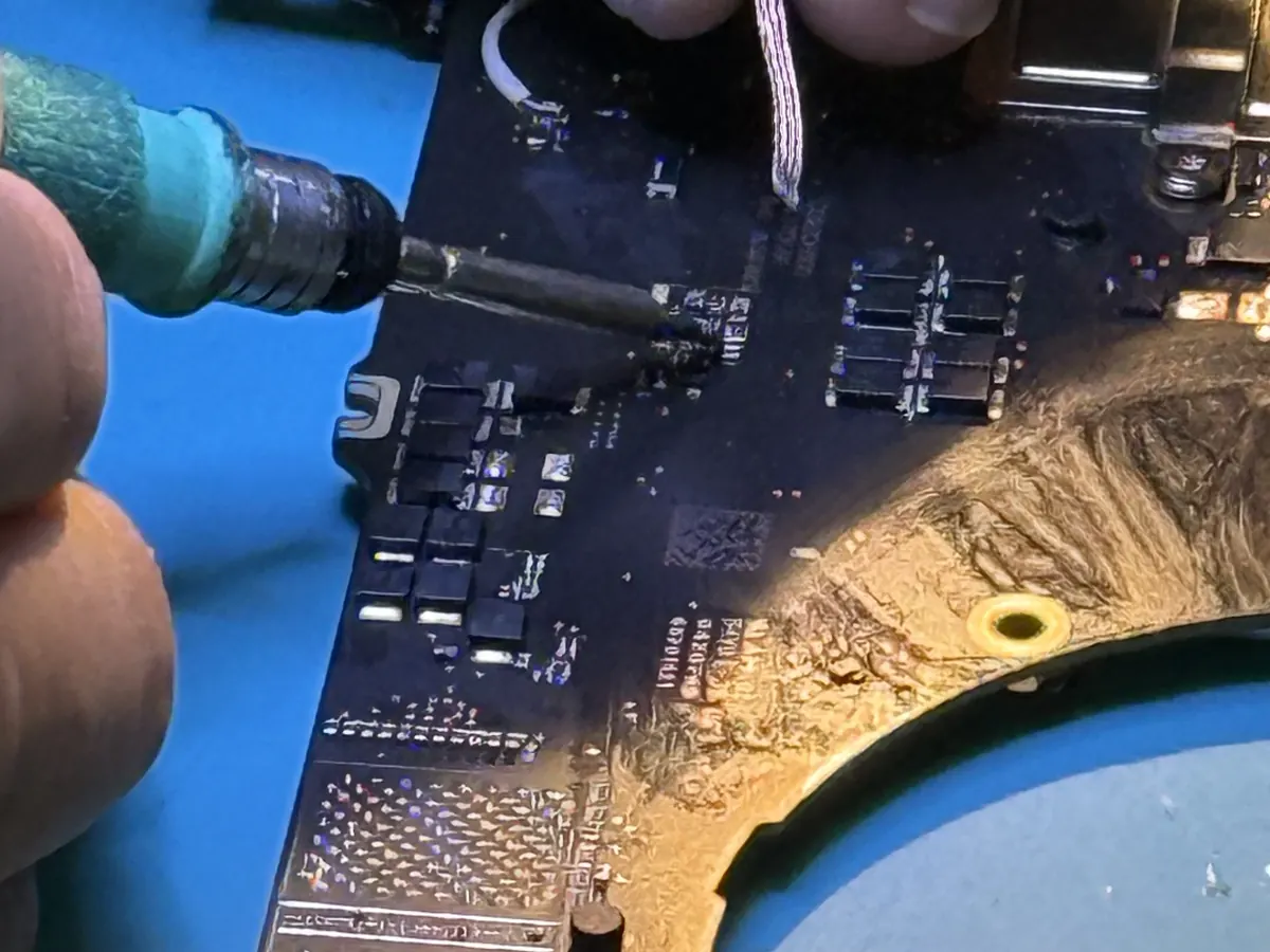 Proceso de microsoldadura sobre un componente de la placa base de un portátil