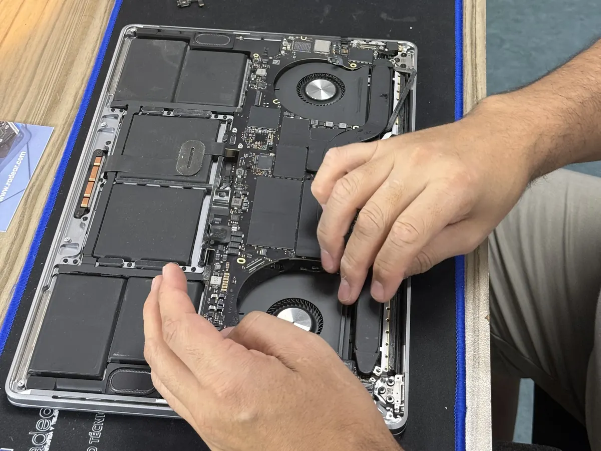 Reparación de la placa base de un portátil en el taller de Alicante