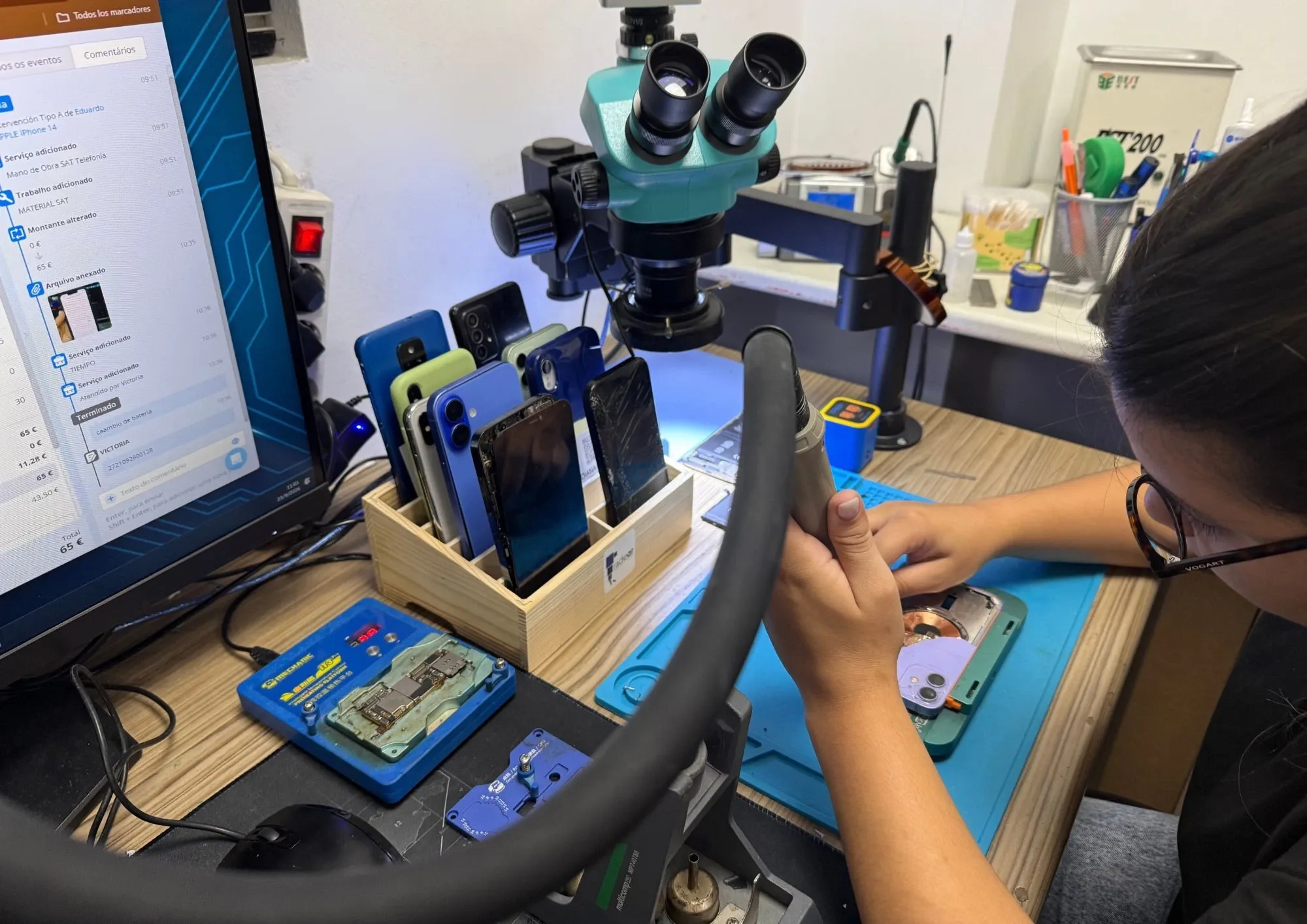 Reparación electrónica de la placa de un teléfono móvil bajo microscopio
