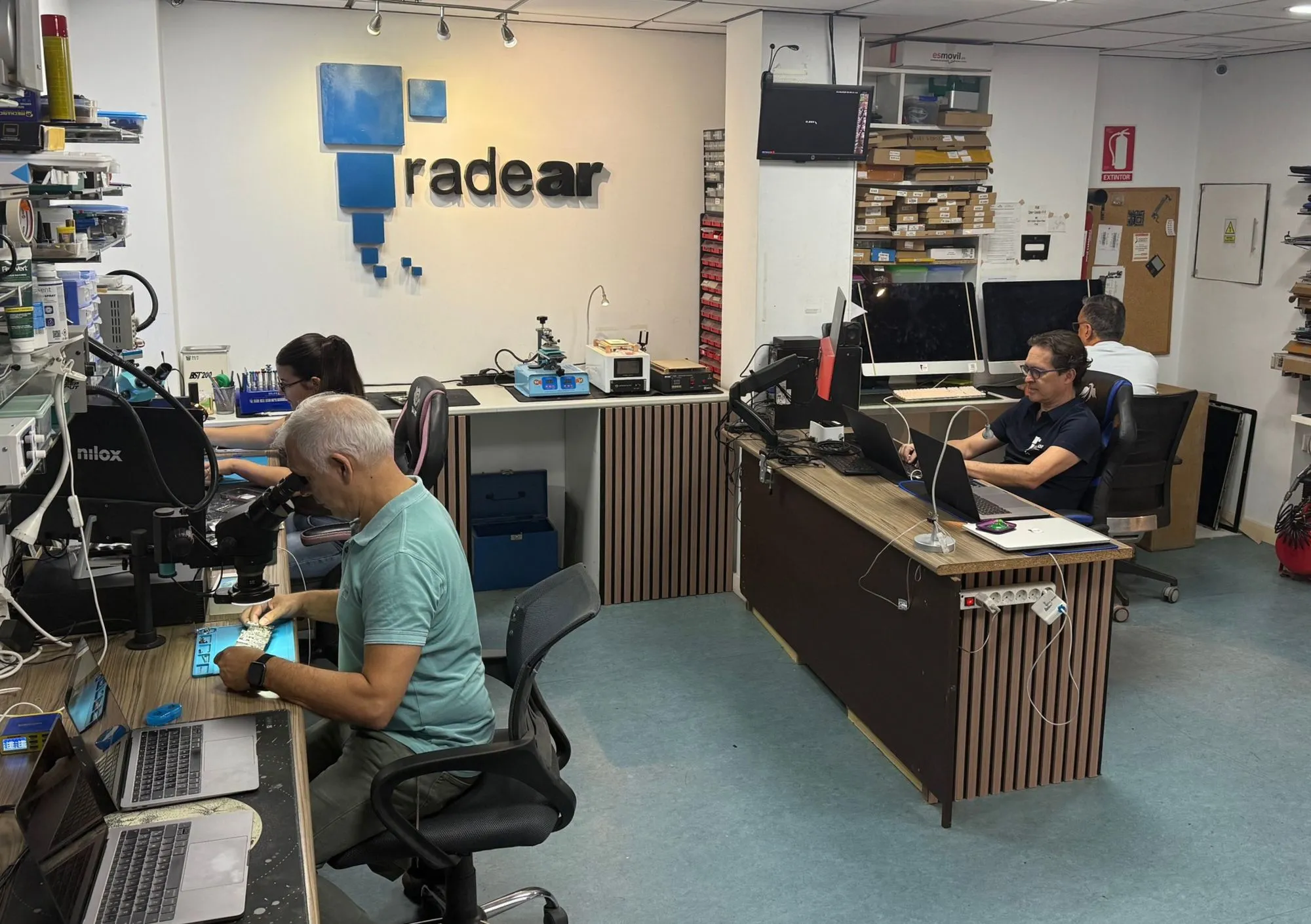 Interior del taller de reparación de móviles en Alicante